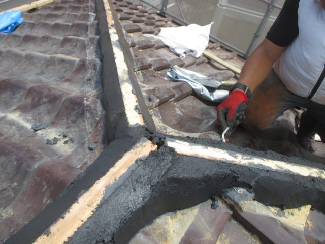 高砂市でモルロック施工中の職人